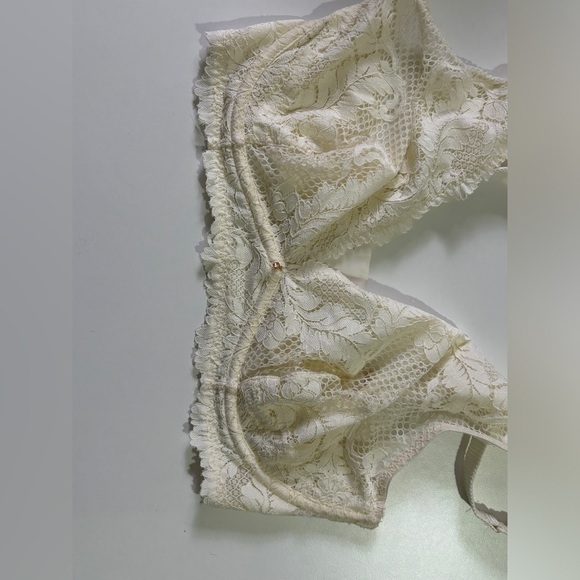 Le Mystere Buttercream White Lace Allure Convertible Plunge Bra 32DD - Picture 5 of 12